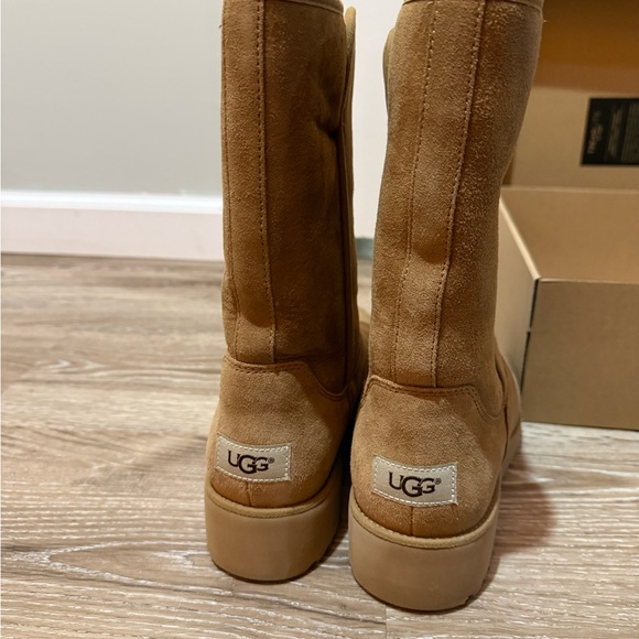 NWT & Box UGG Tan Winter Boots with Sheepskin Lining - Picture 5 of 10